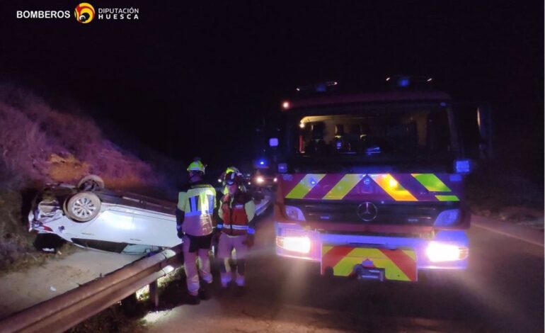 Una persona herida al volcar su vehículo en la intersección de la A-22 con la A-136 en Monzón (Huesca)