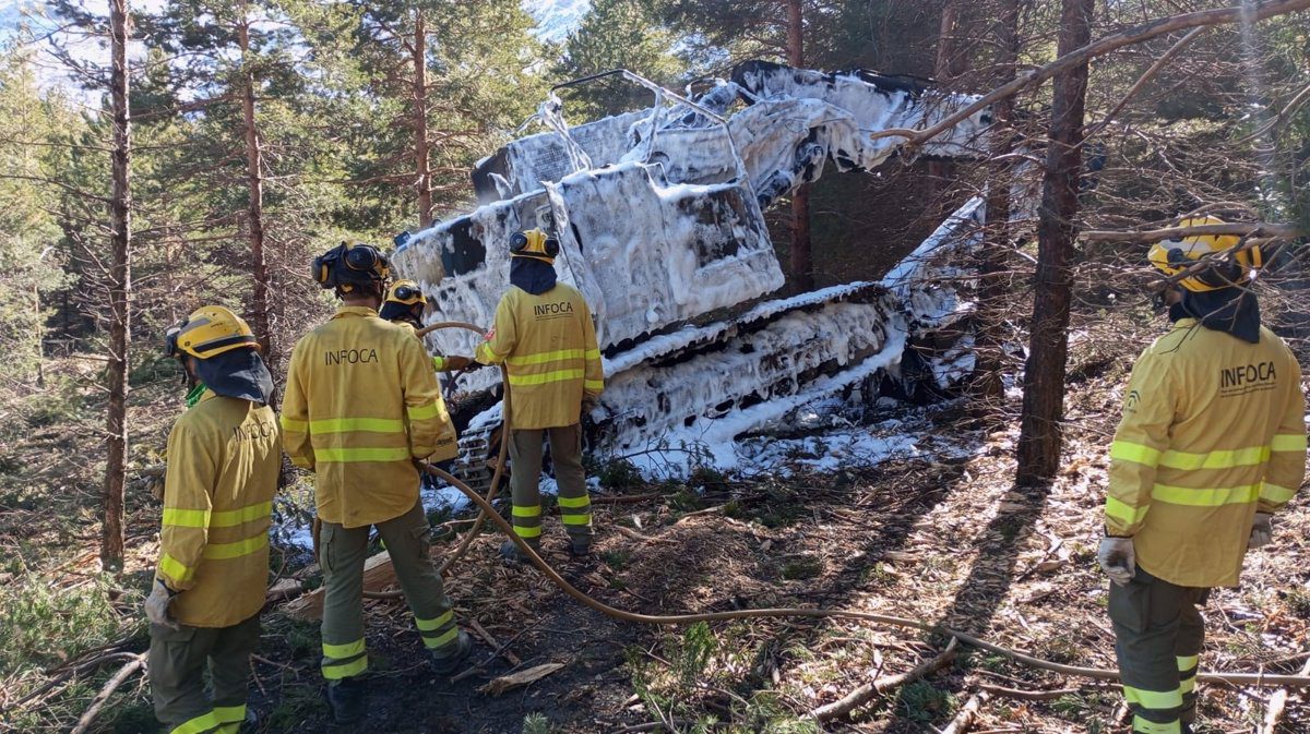 Controlado el incendio forestal en Fiñana, cuyo origen sería el siniestro de una retroexcavadora