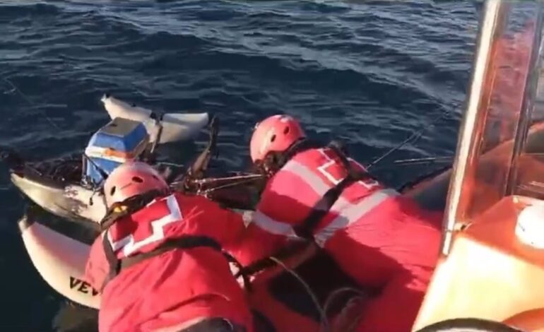 Rescatado un hombre en un kayak semihundido a una milla de la costa de Santa Pola