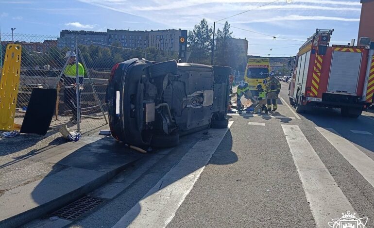 Trasladados al hospital dos hombres tras el vuelco de un turismo en Burgos