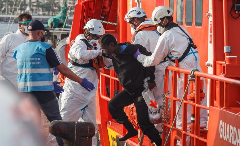 Localizan un cayuco con 52 migrantes en aguas próximas a Gran Canaria