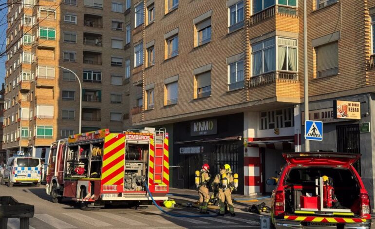 Evacuado un edificio de Huesca por el incendio de un vehículo en el garaje, sin causar heridos