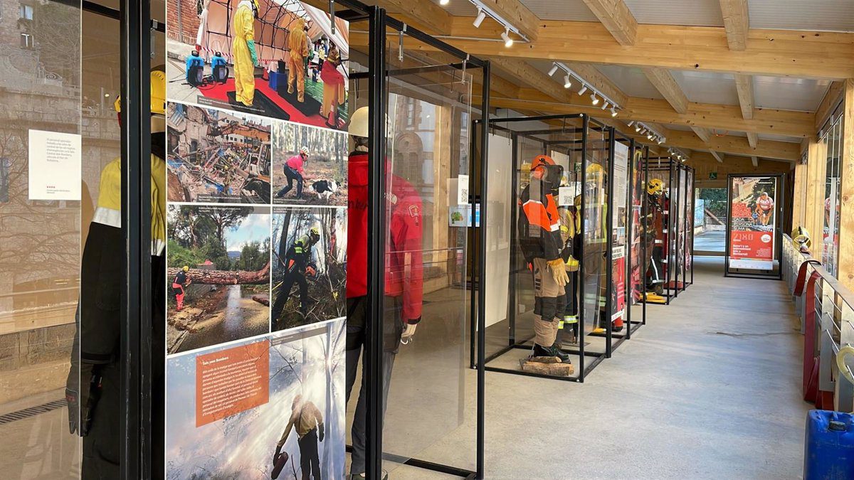 La muestra ‘Bombers 40 anys’ llega a Montserrat para conmemorar el milenario de la Abadía