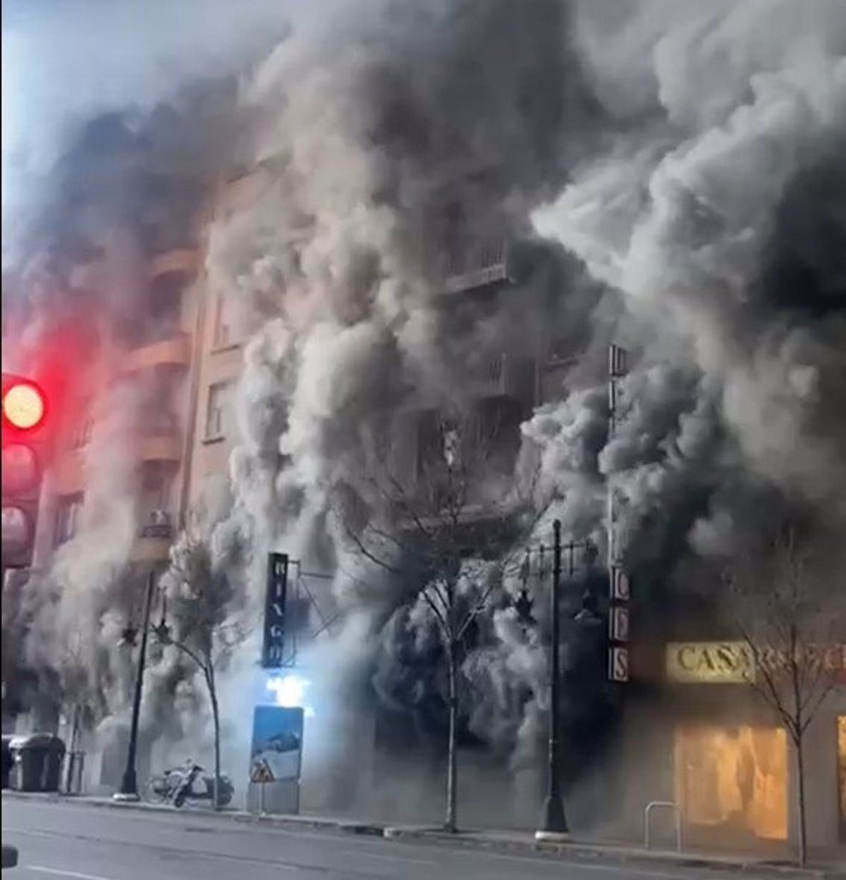 Un incendio en un bingo provoca una gran humareda en el centro de València