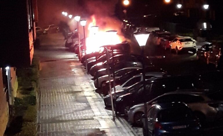 El incendio de un coche en Getxo (Bizkaia) afecta a otros tres turismos estacionados en el lugar