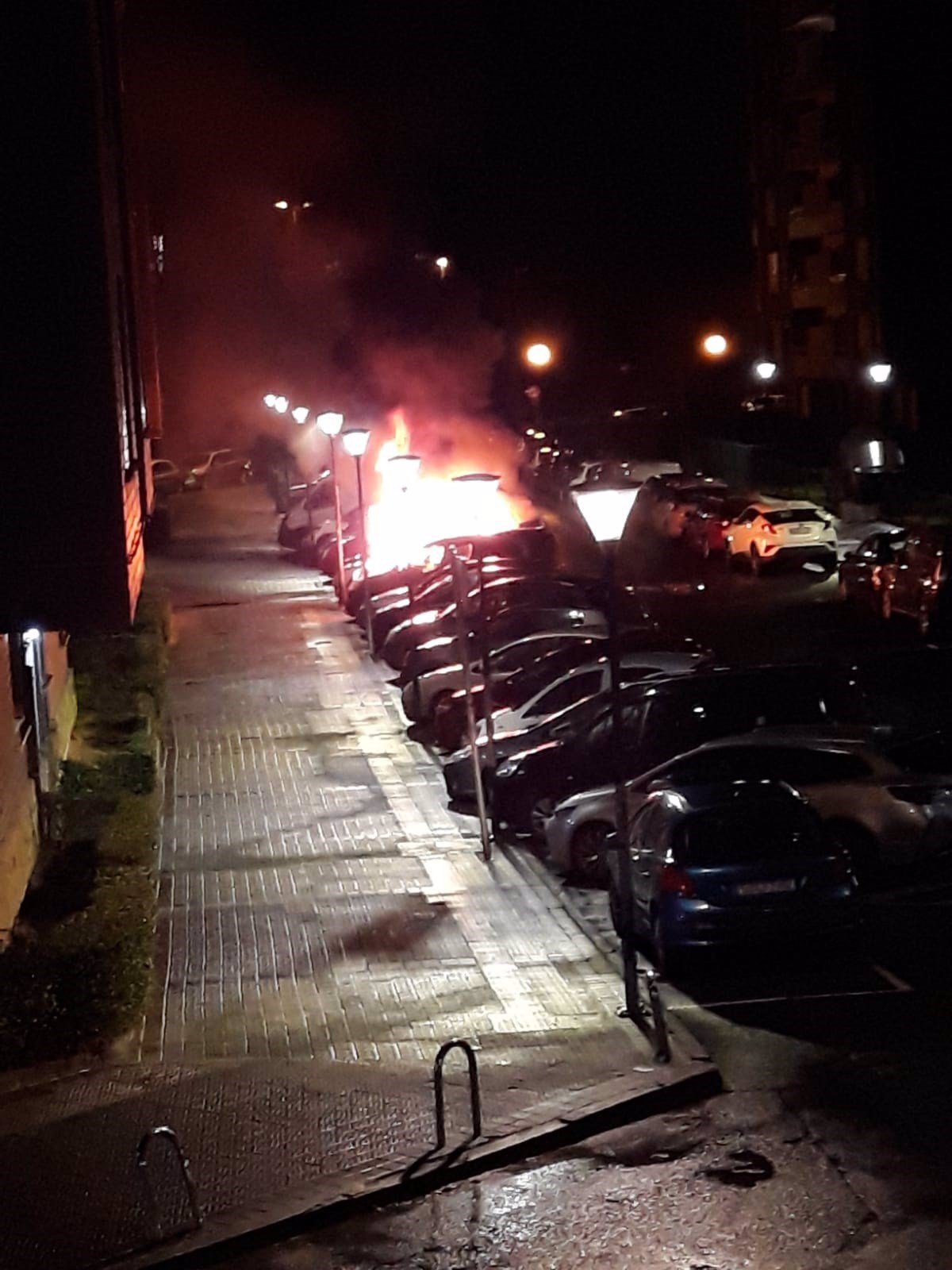 El incendio de un coche en Getxo (Bizkaia) afecta a otros tres turismos estacionados en el lugar