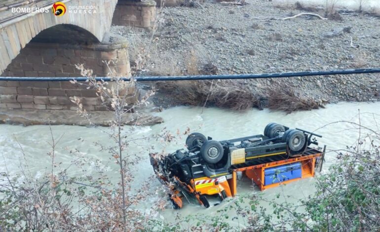 Una máquina quitanieves se sale de la vía y cae desde una altura de 15 metros en Puente la Reina de Jaca (Huesca)