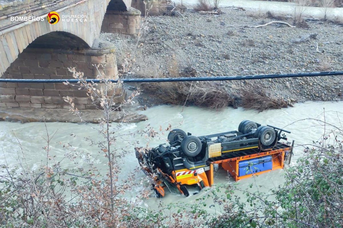 Una máquina quitanieves se sale de la vía y cae desde una altura de 15 metros en Puente la Reina de Jaca (Huesca)