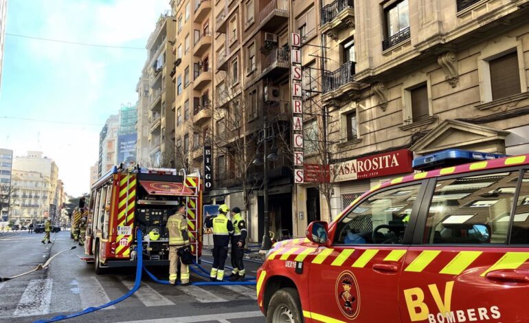 Bomberos confirman que «no hay daños estructurales» en los edificios desalojados por el incendio en un bingo en València