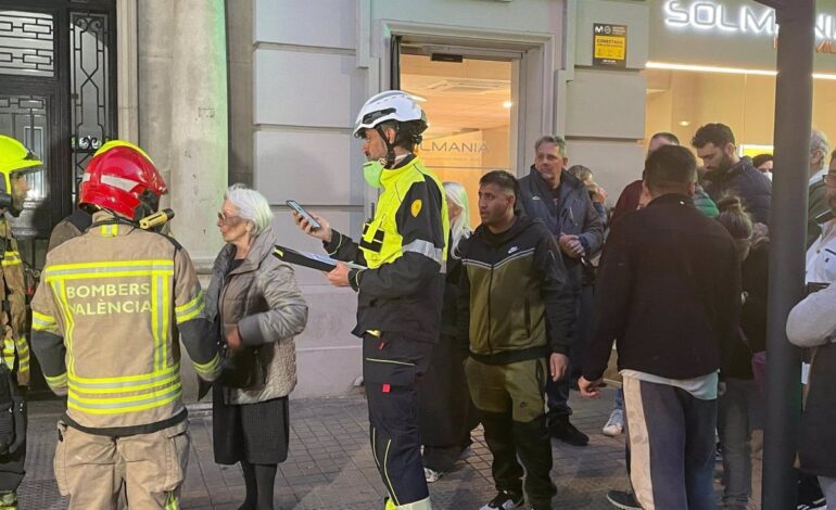 Los vecinos de los dos edificios desalojados por el incendio en un bingo en València pueden acceder a sus viviendas