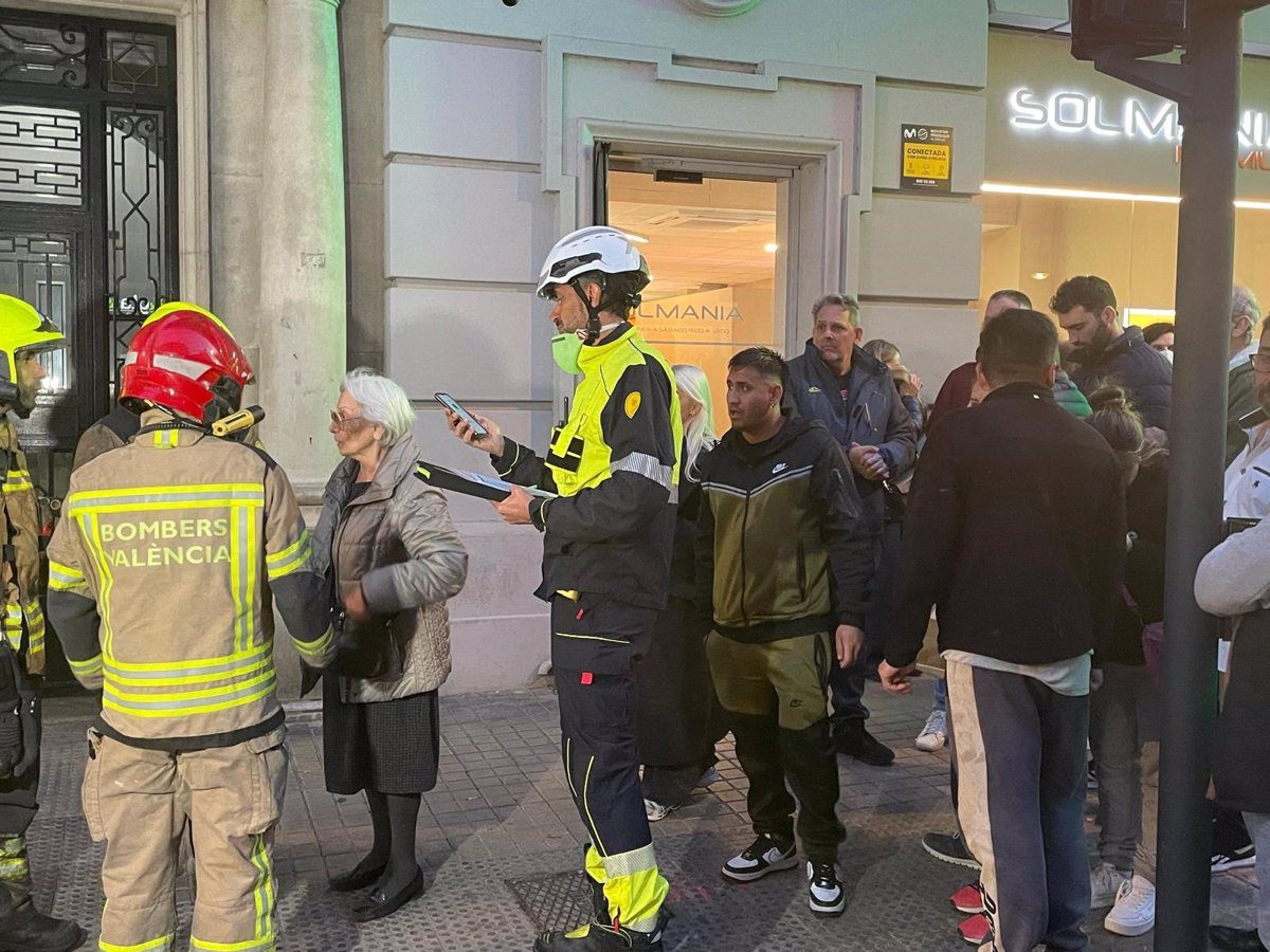 Los vecinos de los dos edificios desalojados por el incendio en un bingo en València pueden acceder a sus viviendas