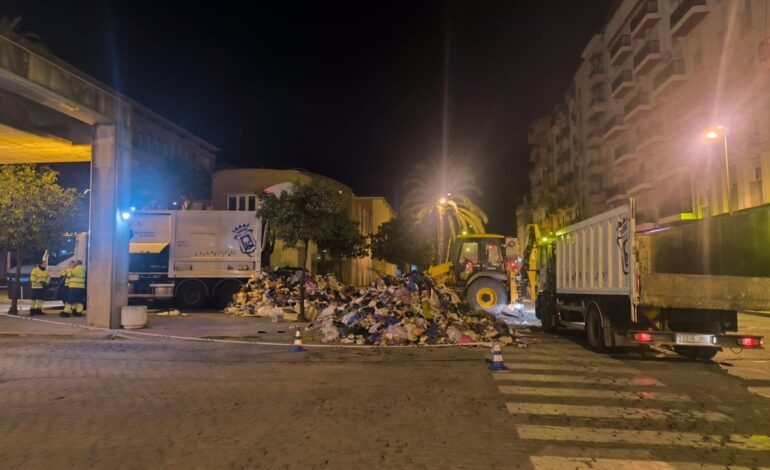 Herido leve tras caer al camión de la basura desde un contenedor en la madrugada del domingo en Huelva