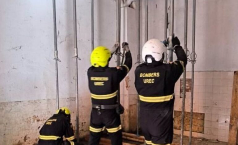 Bomberos actúan en un edificio de Albal al detectar que el forjado de la primera planta podía ceder