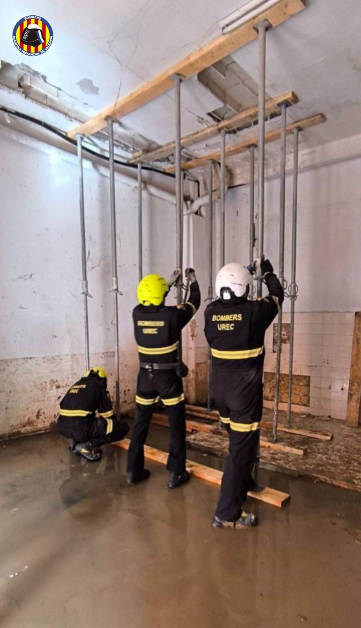 Bomberos actúan en un edificio de Albal al detectar que el forjado de la primera planta podía ceder