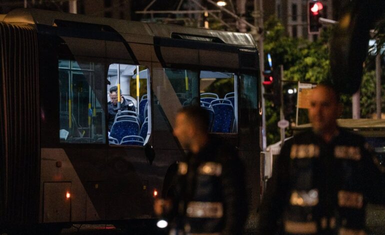 La Policía de Israel investiga la explosión simultánea de tres autobuses vacíos en al sur de Tel Aviv