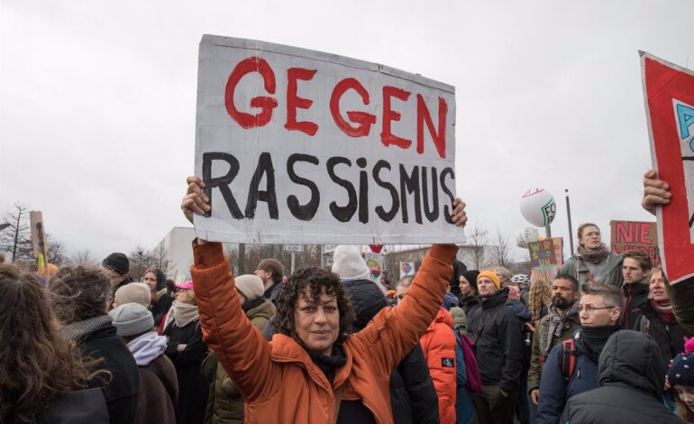 Manifestantes bloquean una marcha neonazi en Berlín