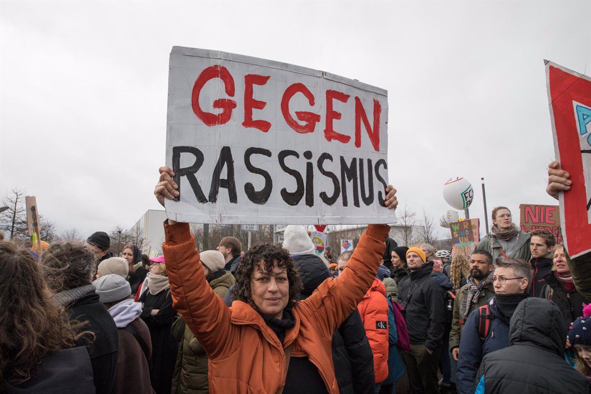 Manifestantes bloquean una marcha neonazi en Berlín