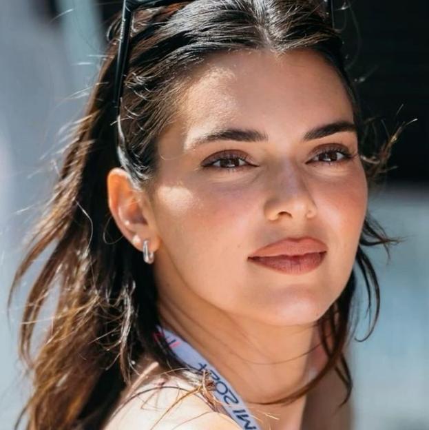 Kendall Jenner con maquillaje natural con un iluminador viral de bajo costo