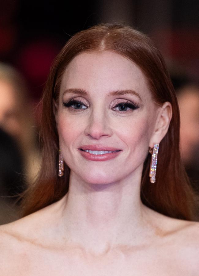 Jessica Chastain con maquillaje de ojos en tonos rosados ​​con brillo en Berlín. Foto: Cotters.