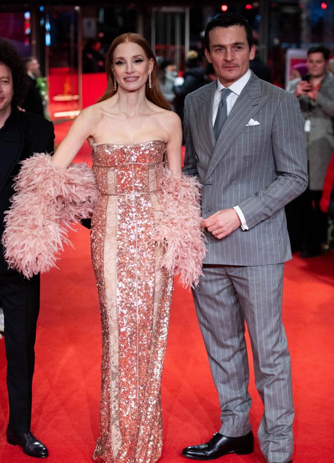 Jessica Chastain en la alfombra roja con un vestido de lentejuelas rosa. Foto: Cotters.