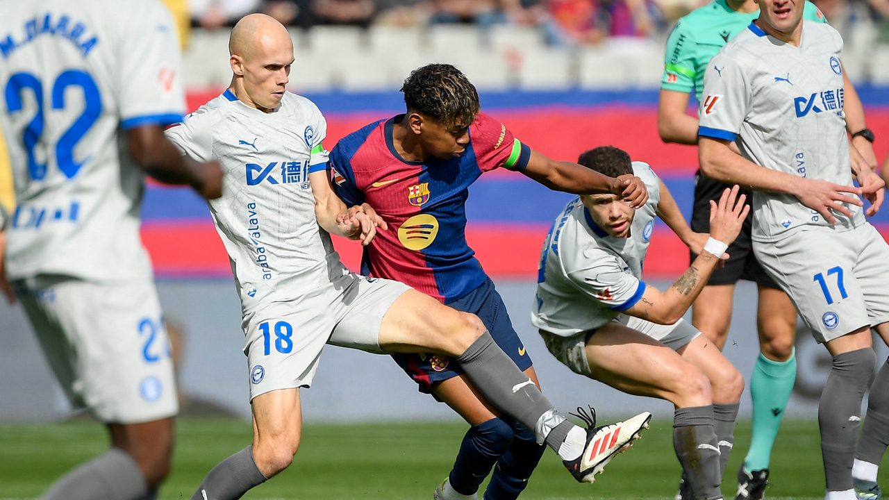 La jugada ‘maradoniana’ de Lamine Yamal en la victoria del Barça ante el Deportivo Alavés