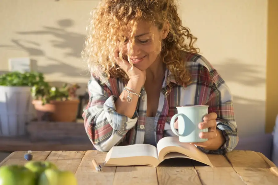 Leer en silencio mientras disfruta