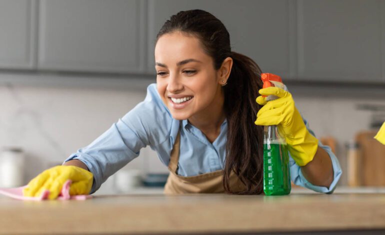 La mezcla casera antipolvo que es mágica para que los muebles permanezcan impecables durante días