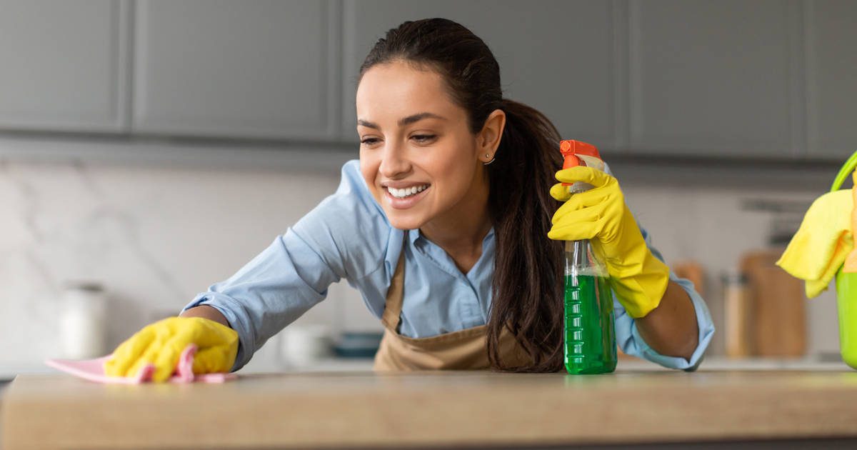 La mezcla casera antipolvo que es mágica para que los muebles permanezcan impecables durante días