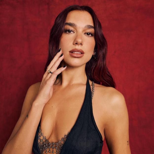 Dua lipa con tendencia de uñas negras para 2025