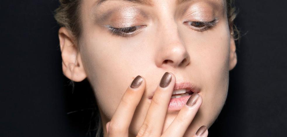 Cat eye nails, la tendencia de manicura de 2025 para lucir unas uñas brillantes a la última