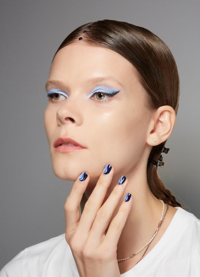 Uñas en azul y negro. Foto: Spotlight de LaunchMetics.