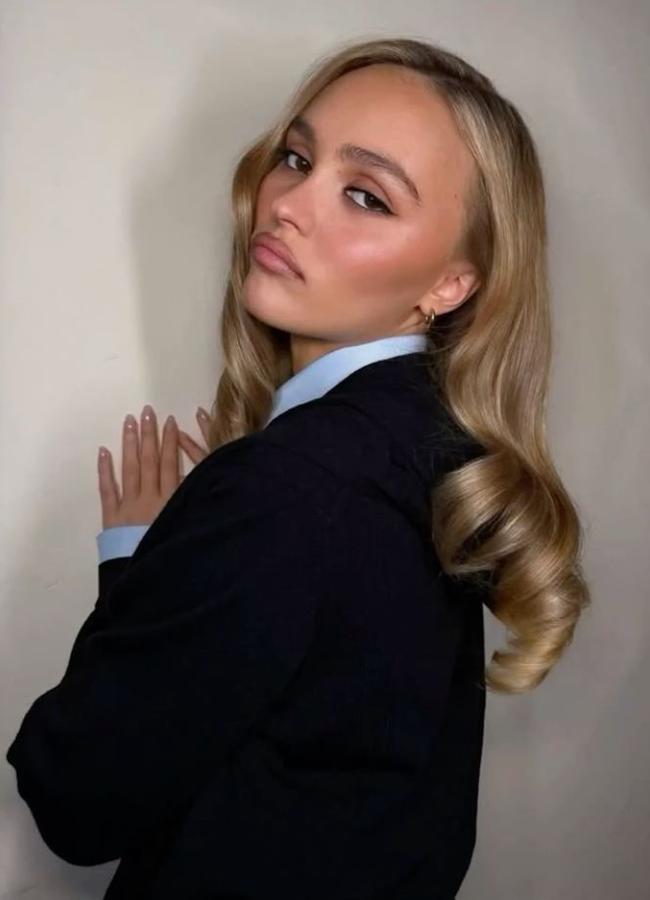 Lily Rose Depp con mechas brillantes / @ Brycscarlett