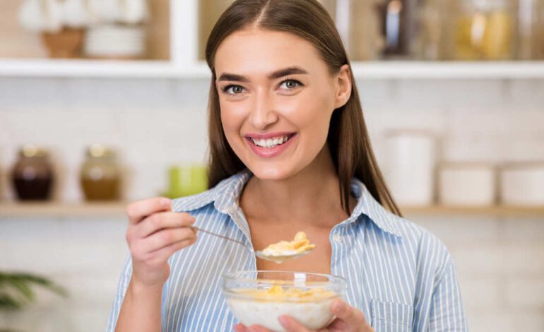 Huevos o avena, ¿qué desayuno es mejor? Una nutricionista explica qué opción aporta más energía