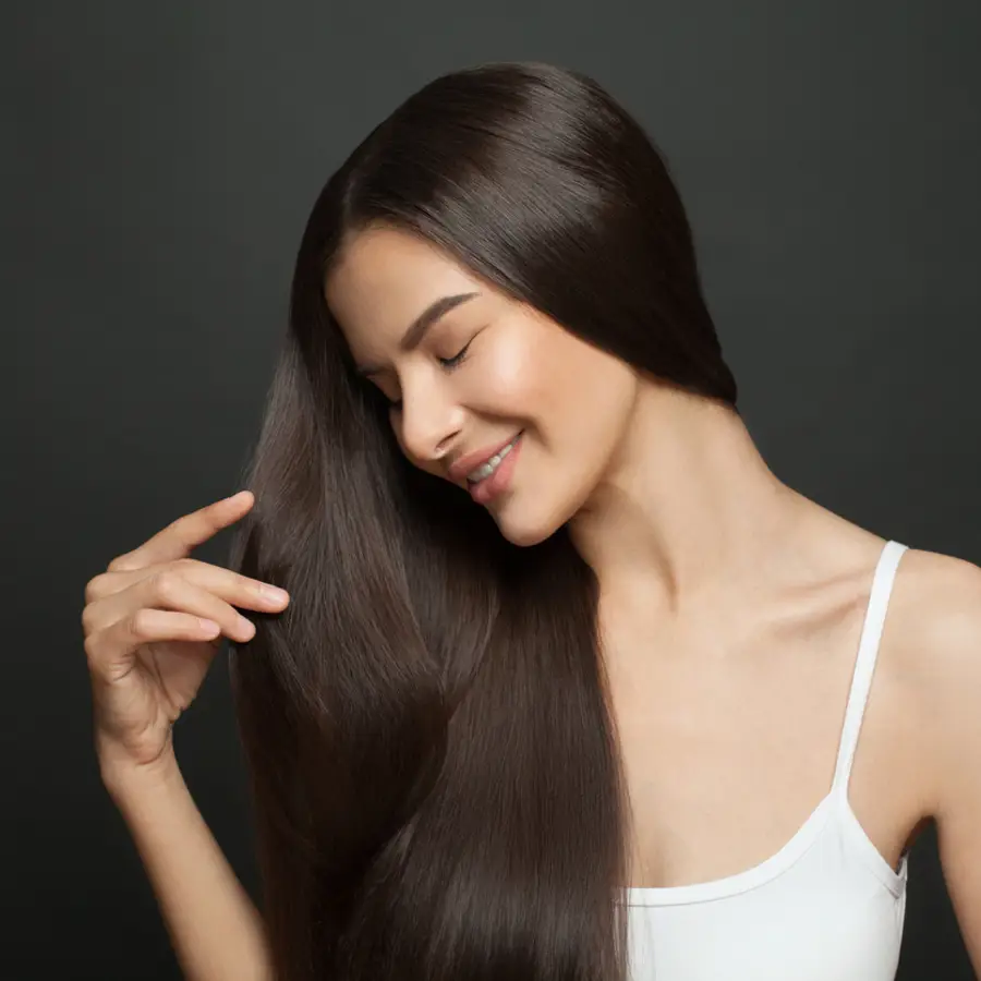 Mujer con cabello largo y saludable