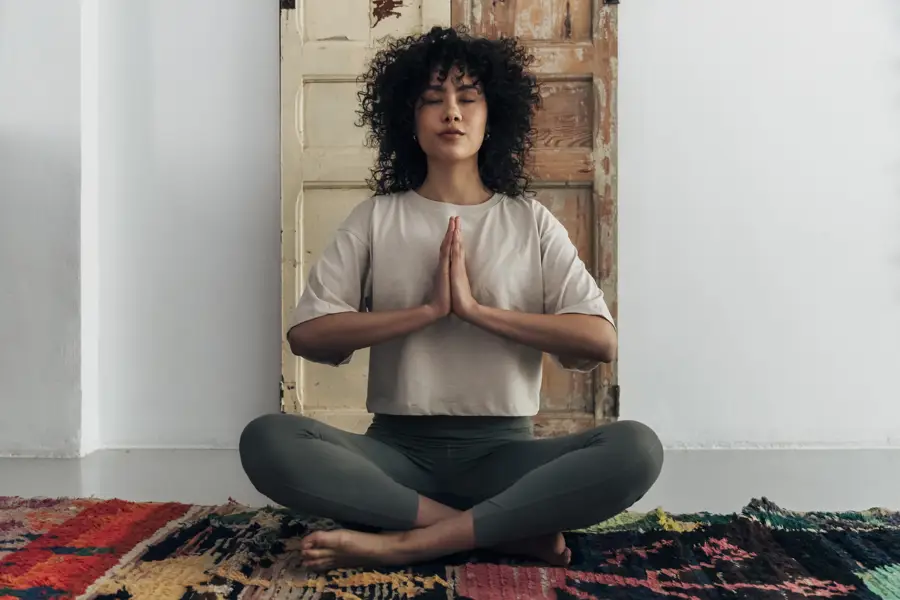 Mujer meditadora joven