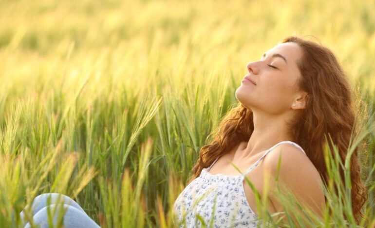 Los cuatro sonidos que tienes que repetir según una experta en respiración consciente para calmar la mente y no despertarte por las noches