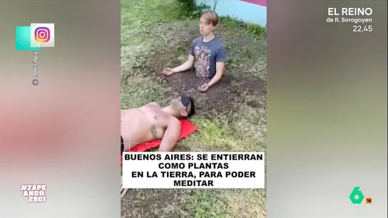 Una nueva tendencia a meditar es enterrar los pies como si estuvieran en contacto directo con la naturaleza. En este video, un joven argentino busca 'banda ancha' y medio cuerpo está enterrado.