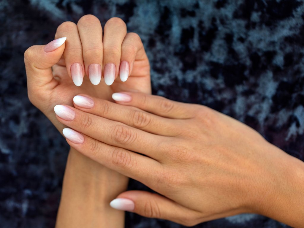 Manicura francesa con diseño sombreado - gettyimages