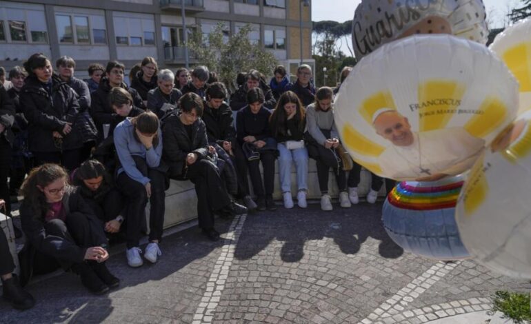 En imágenes: los católicos rezan por el papa Francisco mientras permanece en estado crítico