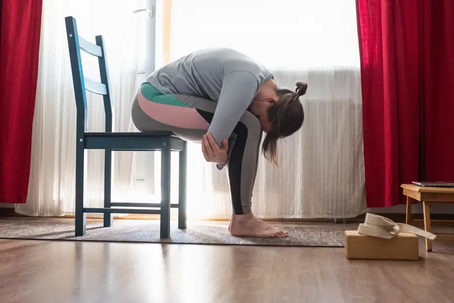 Postura de yoga de silla