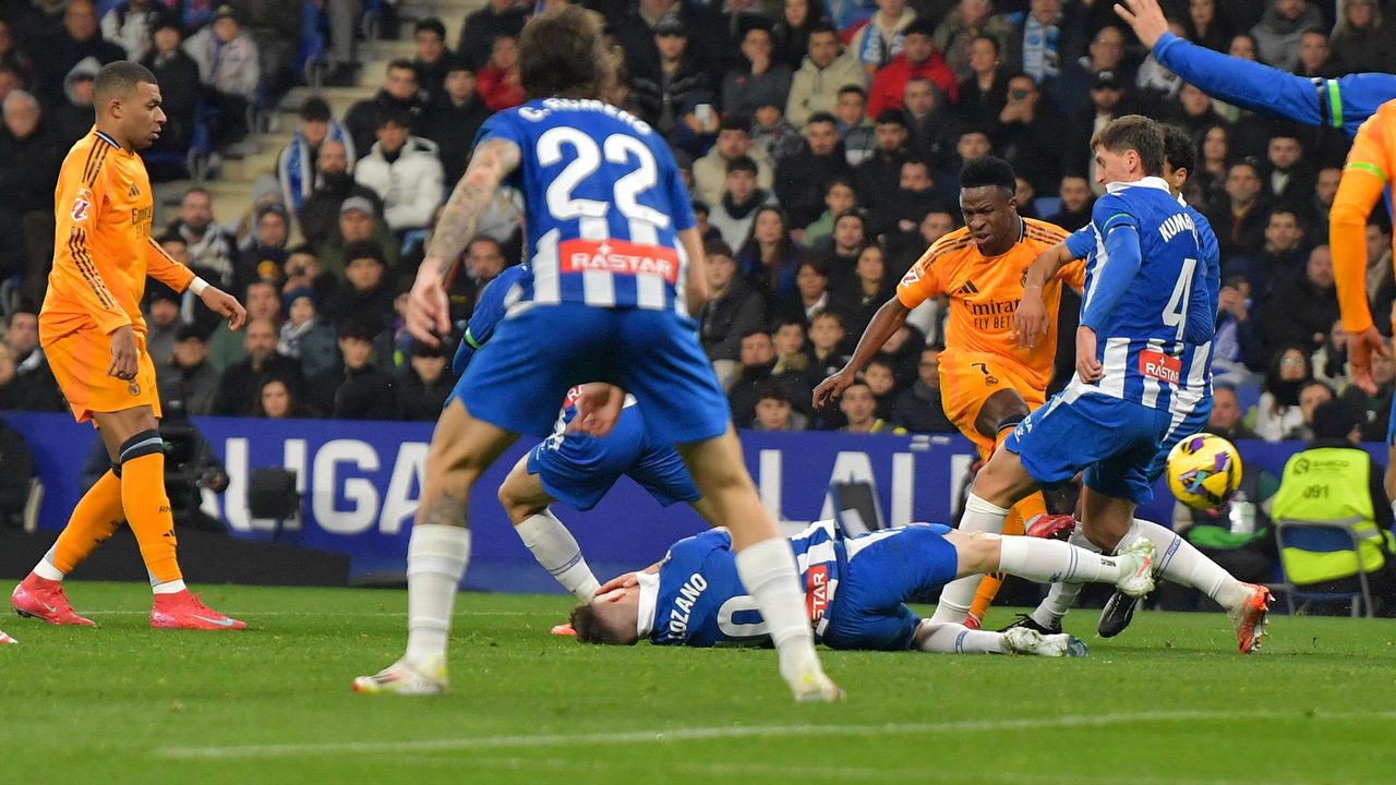 El gol anulado a Vinícius Jr por falta previa de Mbappé en la derrota del Madrid ante el Espanyol