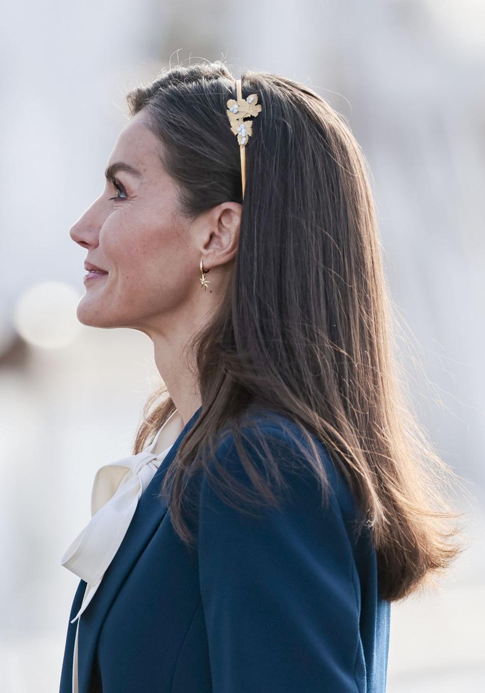 Queen Letizia con diadema gris fina y cabello en su cabello. Foto: Imágenes limitadas.