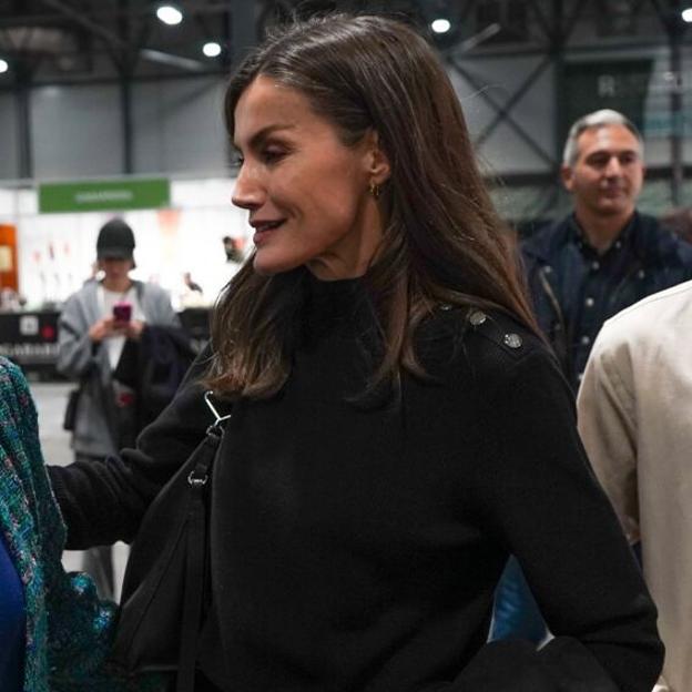 Queen Letizia va de compras de incógnito: desde el esquema antienvejecimiento hasta el libro de nutrición que compró