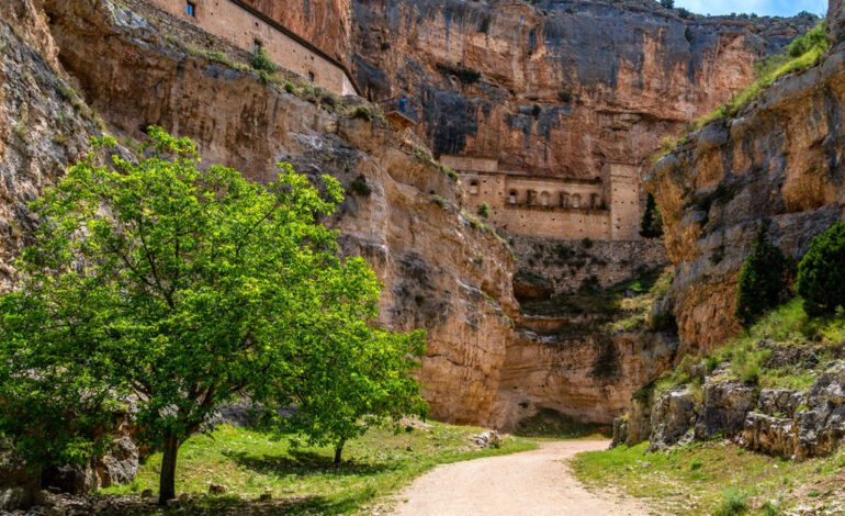 El ‘gran cañón’ español con aguas cristalinas, balnearios y vegas con cerezos que no debes perderte en invierno