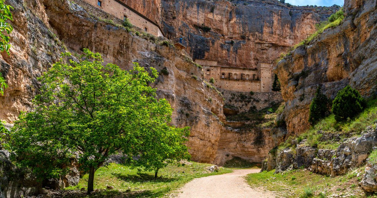 El ‘gran cañón’ español con aguas cristalinas, balnearios y vegas con cerezos que no debes perderte en invierno