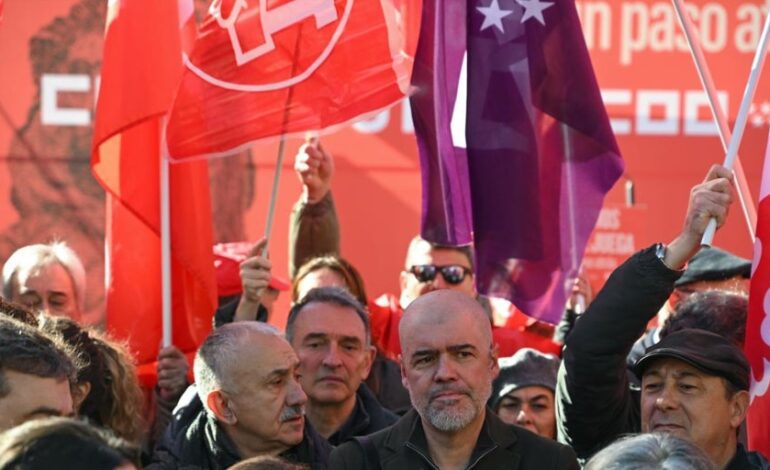 Los sindicatos arremeten en su manifestación contra PP, Vox y Junts, y se olvidan del Gobierno