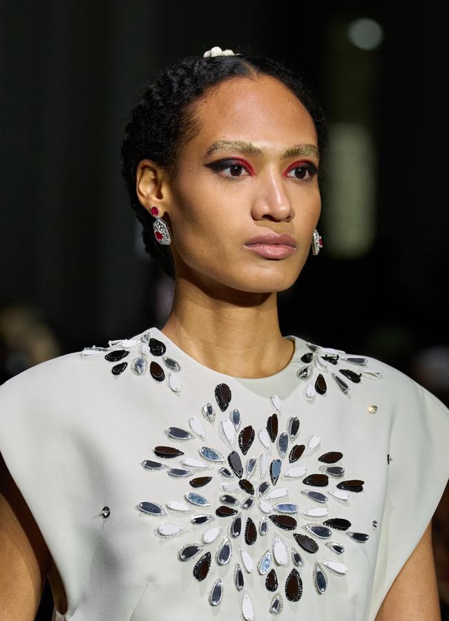 Una idea de maquillaje de ojos en rojo y negro. Propuesta del desfile de modas Mohapatra para la colección Otoño 2025.