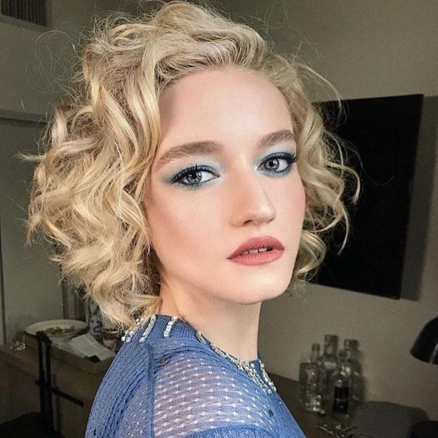 Julia Garner con patio de cabello de estilo bob apilado