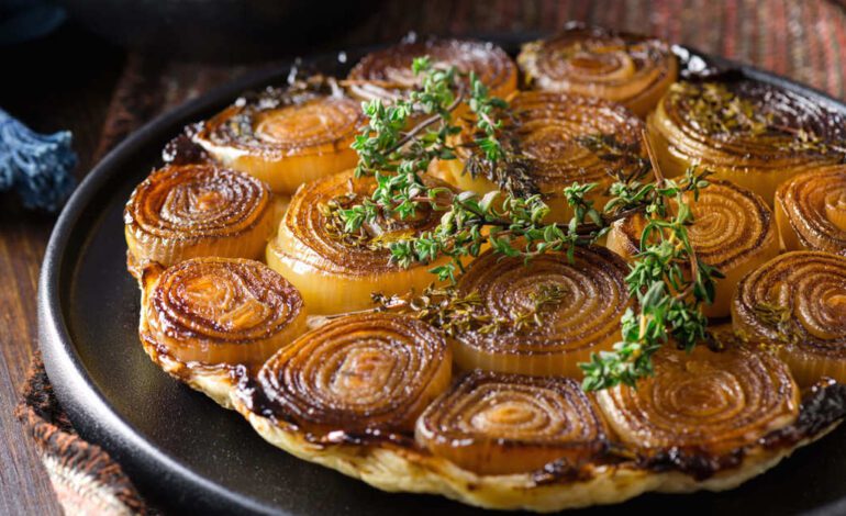 Tatin de puerros con queso de cabra y miel: el plato dulce-salado delicioso