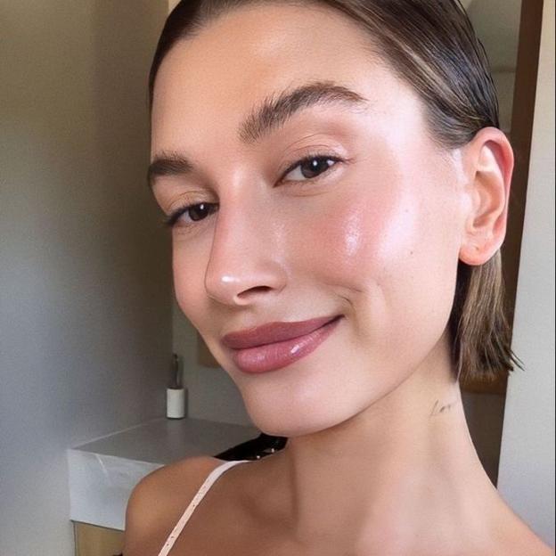 Hailey Bieber con efecto de piel natural